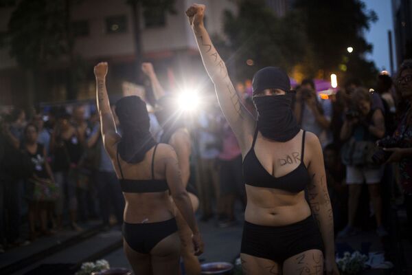 متظاهرات في ريو دي جانيرو احتجاجا على مقتل الناشطة البرازيلية ماريئل فرانكو، البرازيل 20 مارس/ آذار 2018 - سبوتنيك عربي