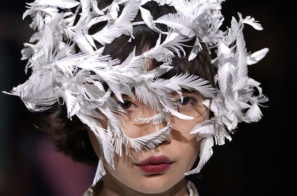 عارضة أزياء تقدم زيا للمصم أوهالو أندو في إطار أسبوع الموضة في طوكيو، اليابان 20 مارس/ آذار 2018 - سبوتنيك عربي