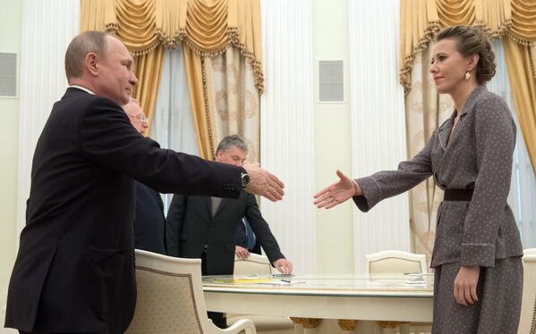 الرئيس فلاديمير بوتين والمرشحة لانتخابات الرئاسة الروسية لعام 2018 كسينيا سوبتشياك في الكرملين - سبوتنيك عربي