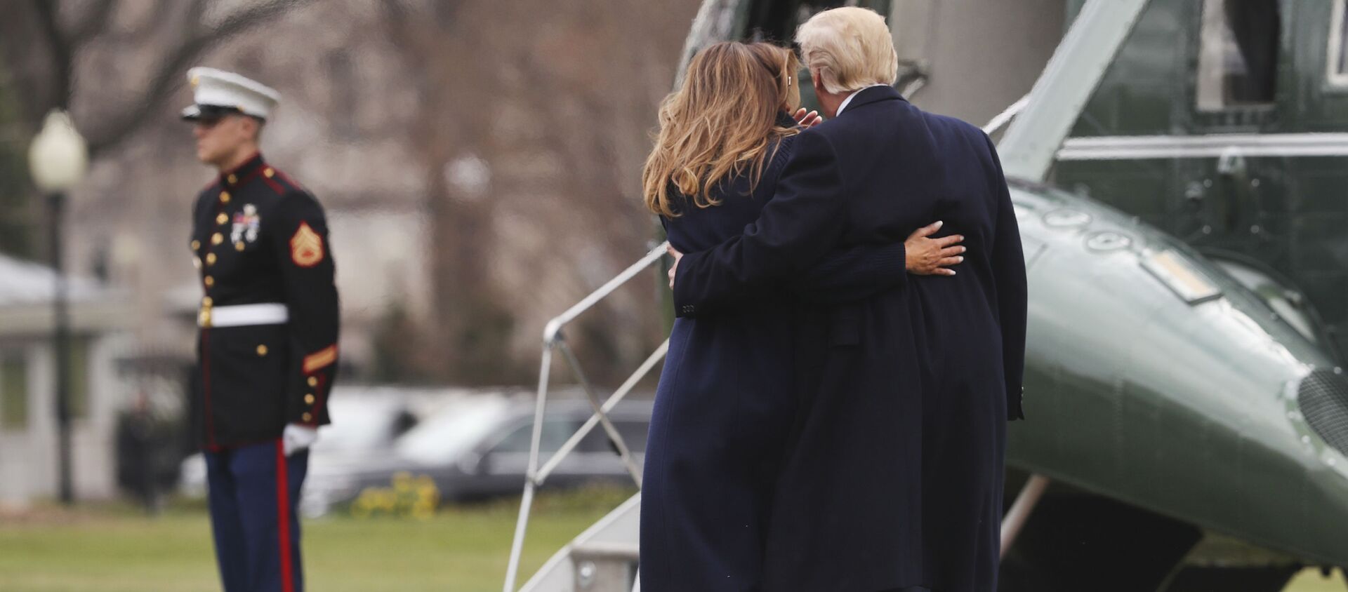 الرئيس دونالد ترامب وزوجته ميلانيا ترامب يتوجهان إلى المروحية أمام البيت الأبيض، واشنطن، الولايات المتحدة 19 مارس/ آذار 2018 - سبوتنيك عربي, 1920, 28.03.2018