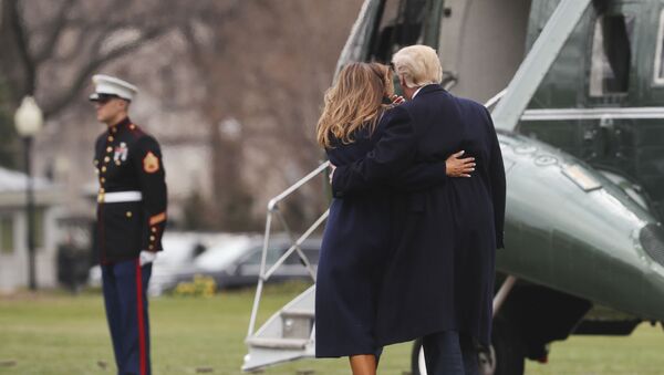 الرئيس دونالد ترامب وزوجته ميلانيا ترامب يتوجهان إلى المروحية أمام البيت الأبيض، واشنطن، الولايات المتحدة 19 مارس/ آذار 2018 - سبوتنيك عربي