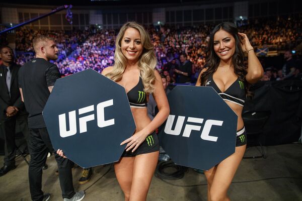 بطولة القتال في نهاية المطاف يلتقطن صورة فوتوغرافية أثناء بطولة المصارعة (UFC ) في لندن في 17 مارس/ آذار 2018 - سبوتنيك عربي