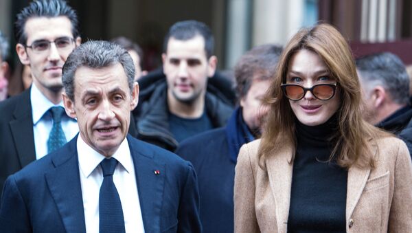 الرئيس الفرنسي السابق نيكولاي ساركوزي مع زوجته الفنانة كارلا برونو - سبوتنيك عربي