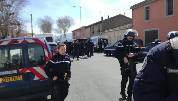 الشرطة الفرنسية في مكان الحادث بمدينة تريب جونبي البلاد - سبوتنيك عربي
