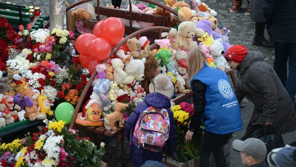 الزهور في ذكرى ضحايا المأساة في كيميروفو - سبوتنيك عربي