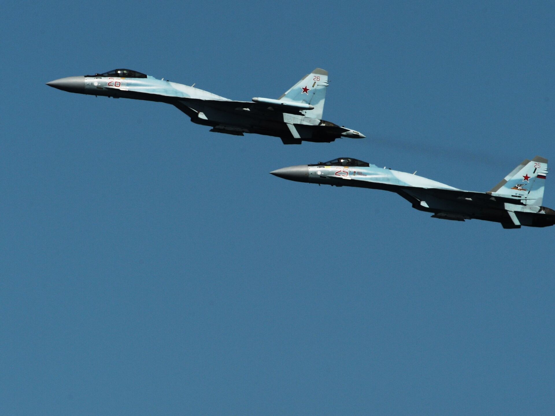 Истребитель вкс. Су-35 перехват. Истребитель Су-35с ВКС России. Су-35 фото Минобороны РФ. Истребитель ВКС перехват.