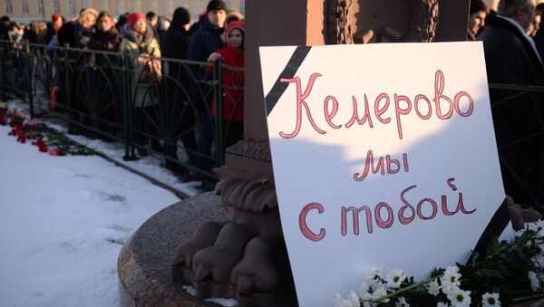 مدن روسيا تتضامن مع أهالي ضحايا حادث الحريق المروع مدينة كيميروفو، 27-28 مارس/ آذار 2018 - سبوتنيك عربي