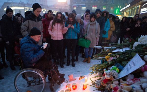 مدن روسيا تتضامن مع أهالي ضحايا حادث الحريق المروع مدينة كيميروفو، 27-28 مارس/ آذار 2018 - سبوتنيك عربي