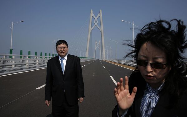بناء أطول جسر بحري في الصين، ويسمى جسر هونغ كونغ - جوهاي - ماكاو. وهو أطول جسر بحري في العالم ويبلغ طوله 55 كلم، يحسث يضم 23 كلم من الجسور، 6.7 كلم من الأنفاق، وجزيرتين اصطناعتين - سبوتنيك عربي