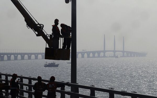 بناء أطول جسر بحري في الصين، ويسمى جسر هونغ كونغ - جوهاي - ماكاو. وهو أطول جسر بحري في العالم ويبلغ طوله 55 كلم، يحسث يضم 23 كلم من الجسور، 6.7 كلم من الأنفاق، وجزيرتين اصطناعتين - سبوتنيك عربي