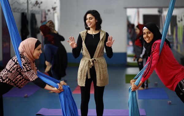 أول مركز لرياضة اليوغا للنساء في مدينة غزة، قطاع غزة، فلسطين 28 مارس/ آذار 2018 - سبوتنيك عربي