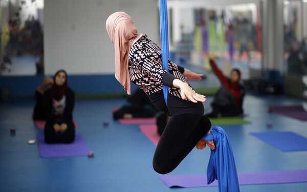 أول مركز لرياضة اليوغا للنساء في مدينة غزة، قطاع غزة، فلسطين 28 مارس/ آذار 2018 - سبوتنيك عربي