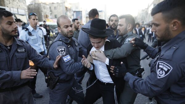 الشرطة الإسرائيلية تحتجز يهوديا متطرفا خلال احتجاج ضد الجيش الإسرائيلي، في وسط القدس، في 3 أبريل/نيسان 2017 - سبوتنيك عربي