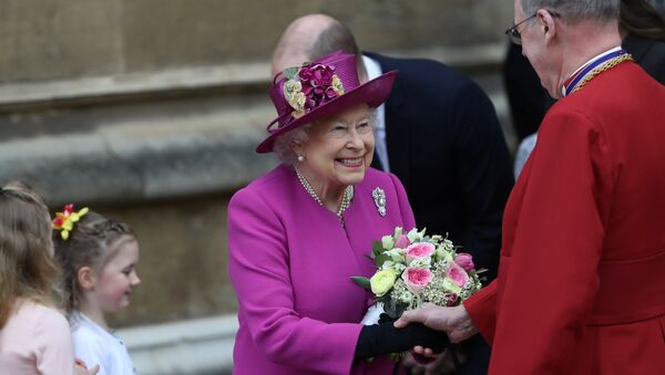 الملكة إليزابيث ملكة بريطانيا أثناء حضورها قداس عيد القيامة في قلعة وندسور، الأحد الأول من نيسان/أبريل 2018 - سبوتنيك عربي