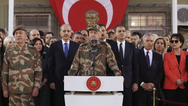 الرئيس التركي أردوغان بالزي العسكري - سبوتنيك عربي