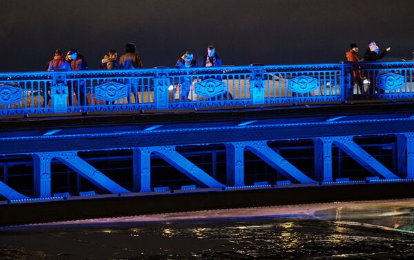 إنارة جسر دفورتسوفي في مدينة سان بطرسبورغ بإضاءة زرقاء في إطار فعاليات اليوم الدولي لمرض التوحد (Light It Up Blue) - سبوتنيك عربي
