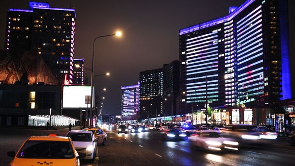 إنارة مباني حي نوفي أربات بإضاءة زرقاء في إطار فعاليات اليوم الدولي لمرض التوحد (Light It Up Blue)  في موسكو - سبوتنيك عربي
