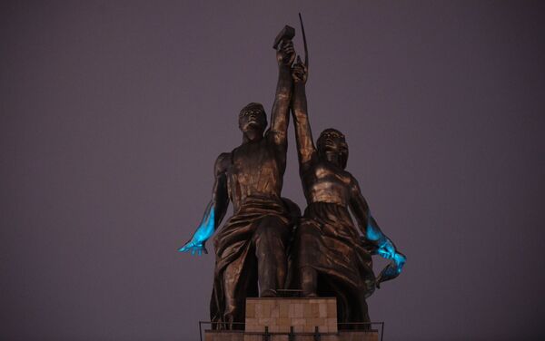 إنارة تمثال العامل والفلاحة في موسكو بإضاءة زرقاء في إطار فعاليات اليوم الدولي لمرض التوحد (Light It Up Blue) - سبوتنيك عربي