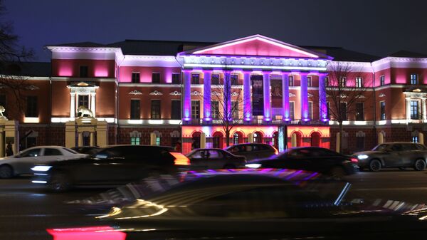 إنارة متحف تاريخ روسيا الحديث في موسكو بإضاءة زرقاء في إطار فعاليات اليوم الدولي لمرض التوحد (Light It Up Blue)  - سبوتنيك عربي