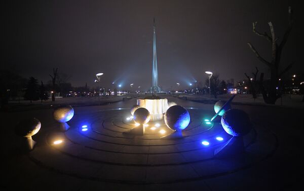 إنارة تمثال المجموعة الشمسية في موسكو بإضاءة زرقاء في إطار فعاليات اليوم الدولي لمرض التوحد (Light It Up Blue) - سبوتنيك عربي