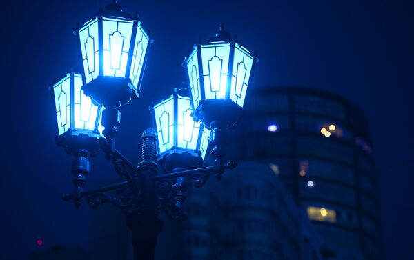 إنارة شارع فاينير في يكاتيرينبورغ بإضاءة زرقاء في إطار فعاليات اليوم الدولي لمرض التوحد (Light It Up Blue) - سبوتنيك عربي