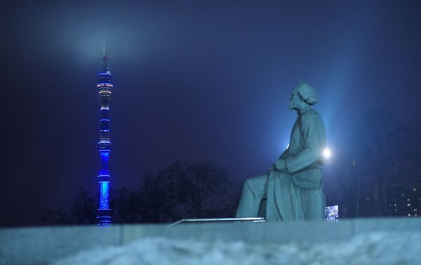 إنارة برج الإذاعة والتلفزيون في موسكو بإضاءة زرقاء في إطار فعاليات اليوم الدولي لمرض التوحد (Light It Up Blue) - سبوتنيك عربي