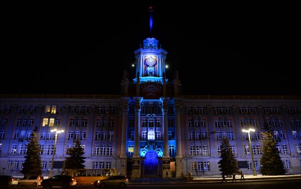إنارة مبنى الإدارة في يكاتيرينبورغ بإضاءة زرقاء في إطار فعاليات اليوم الدولي لمرض التوحد (Light It Up Blue) - سبوتنيك عربي