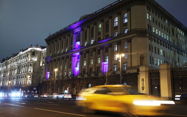 إنارة مبنى وزارة التربية والتعليم بإضاءة زرقاء في إطار فعاليات اليوم الدولي لمرض التوحد (Light It Up Blue)  في موسكو - سبوتنيك عربي