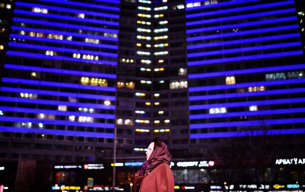 إنارة مباني حي نوفي أربات بإضاءة زرقاء في إطار فعاليات اليوم الدولي لمرض التوحد (Light It Up Blue)  في موسكو - سبوتنيك عربي