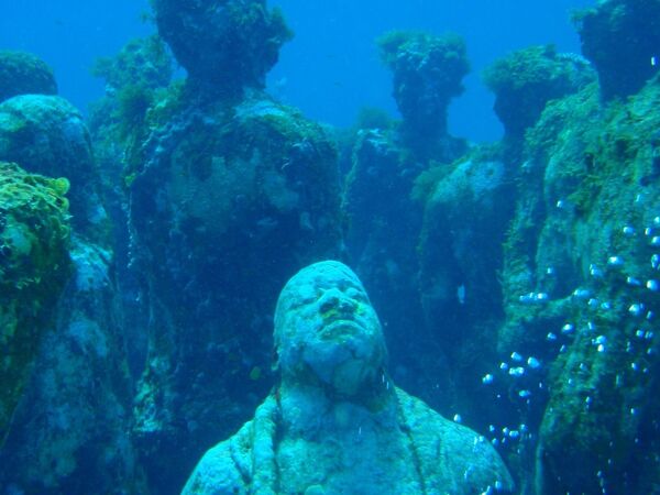تماثيل موزا من عمل الفنان جيسون تيلور في متحف كانكون البحري بالمكسيك - سبوتنيك عربي