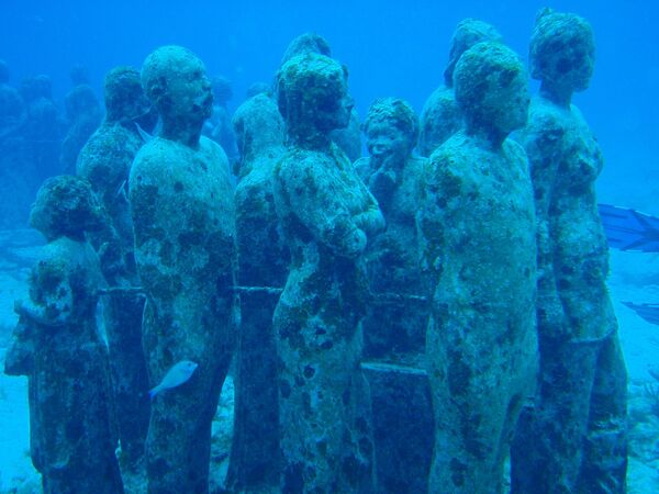 تماثيل من عمل الفنان جيسون تيلور في متحف كانكون البحري بالمكسيك - سبوتنيك عربي