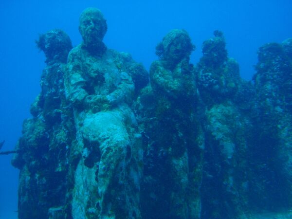 تمثال نحن المرجان من عمل الفنان جيسون تيلور في متحف كانكون البحري بالمكسيك - سبوتنيك عربي