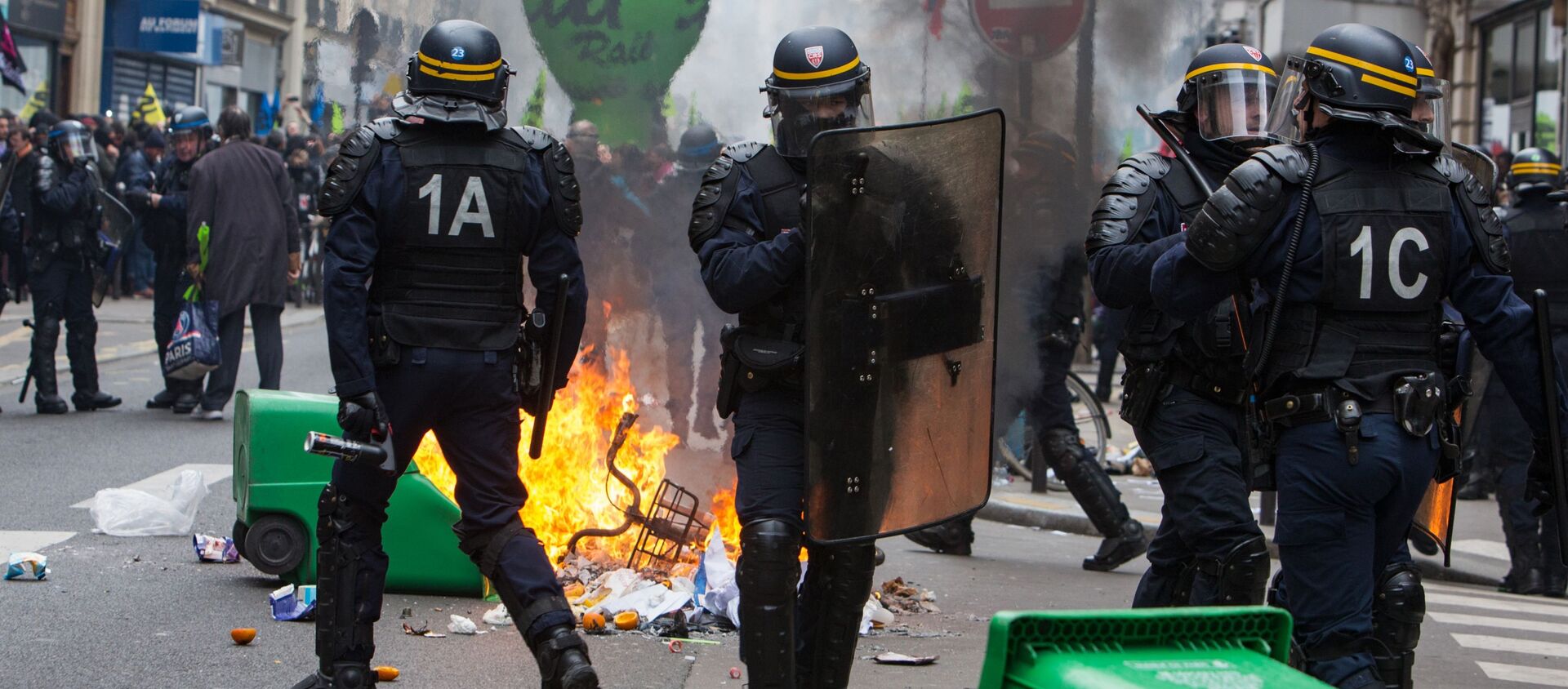الشرطة الفرنسية خلال المظاهرات والإضراب العام  الذي شارك فيها المحتجين من عمال السكك الحديدية في باريس، فرنسا 3 أبريل/ نيسان 2018 - سبوتنيك عربي, 1920, 05.09.2021