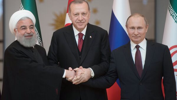القمة الثلاثة - روسيا و تركيا و إيران - الرئيس فلاديمير بوتين والرئيس رجب طيب أردوغان والرئيس الإيراني حسن روحاني في أنقرة، تركيا 4 أبريل/ نيسان 2018 - سبوتنيك عربي