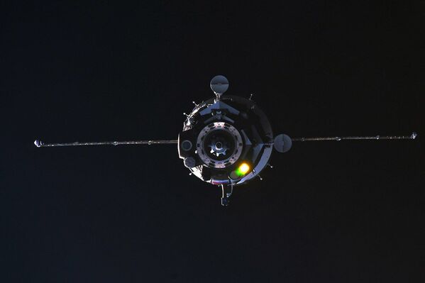 سفينة سويوز إم إس-08 تجوب الفضاء أثناء الإلتحام مع محطة الفضاء الدولية، 23 مارس/ آذار 2018 - سبوتنيك عربي