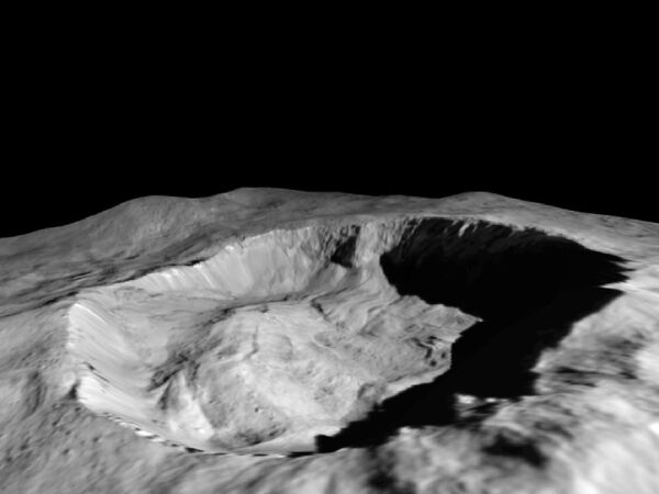 صورة التقطتها دون ميشون (بعثة الفجر) التابعة لـ ناسا، لموقع اكتشف فيه الجليد في الجدار الشمالي لكرات جولينج كراتر على كوكب سيريس (الكوكب القزم القريب من الشمس بين مداري المريخ والمشتري)، التي تعيش في ظل دائم تقريبا - سبوتنيك عربي