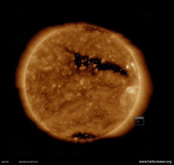 خلال الأسبوع الماضي، ظهور ثقب إكليلي على سطح الشمس، يبلغ طوله أكثر من نصف قطر الشمس (13-15 كارس/ آذار 2018) - سبوتنيك عربي