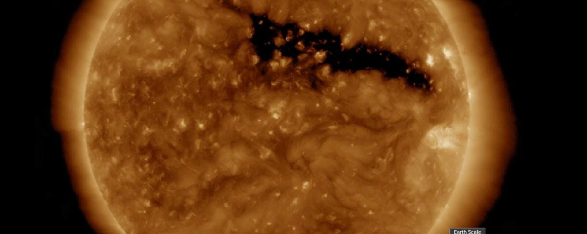 خلال الأسبوع الماضي، ظهور ثقب إكليلي على سطح الشمس، يبلغ طوله أكثر من نصف قطر الشمس (13-15 كارس/ آذار 2018) - سبوتنيك عربي, 1920, 16.04.2018