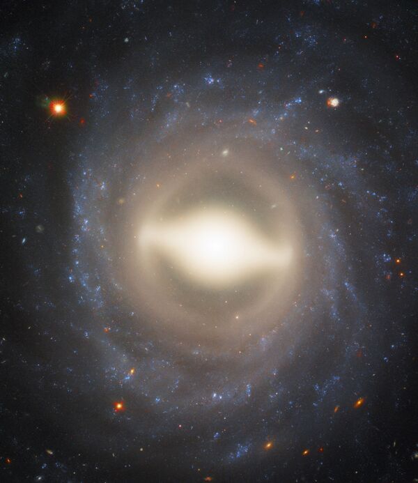 المجرة اللولبية NGC 1015 في كوكبة قيطس (الحوت) التي تبعد 118 مليون سنة ضوئية عن الأرض. - سبوتنيك عربي