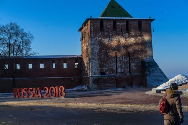 روسيا 2018 - شعار كأس العالم لكرة القدم في روسيا، في الساحة بالقرب من كرملين نيجني نوفغورود - سبوتنيك عربي