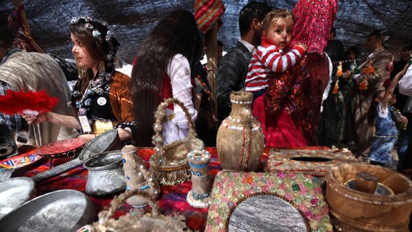 مهرجان ثقافي بالقرب من جبال مقلوب، التي تقع على بعد 30 كيلومترا من شمال شرق الموصل في العراق، 5 أبريل/ نيسان 2018 - سبوتنيك عربي