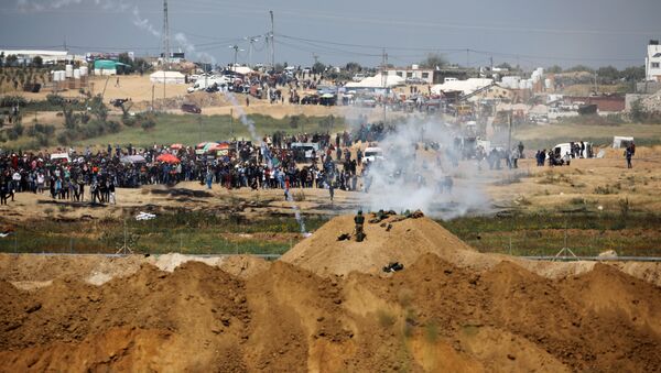 اشتباكات بين الفلسطينيين والجنود الإسرائيليين على حدود قطاع غزةفي جمعة الكوشوك، مسيرة العودة، فلسطين، 6 أبريل/ آذار 2018 - سبوتنيك عربي