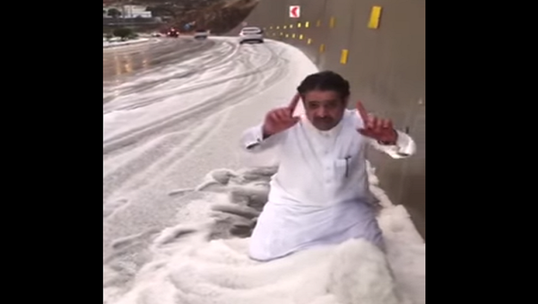 شاهد ما فعله يمني لحظة تساقط الثلوج في السعودية - سبوتنيك عربي