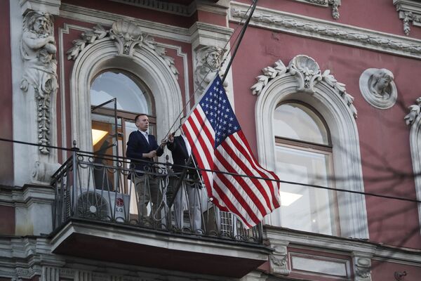 موظفو البعثة الدبلوماسية يقومون بإنزال العلم الأمريكي من مبنى القنصلية الأمريكية في سان بطرسبورغ، روسيا 29 مارس/ آذار 2018 - سبوتنيك عربي