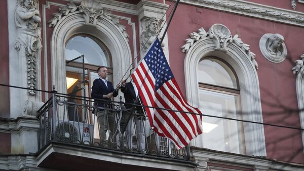 موظفو البعثة الدبلوماسية يقومون بإنزال العلم الأمريكي من على مبنى القنصلية الأمريكية في سان بطرسبورغ، روسيا 29 مارس/ آذار 2018 - سبوتنيك عربي