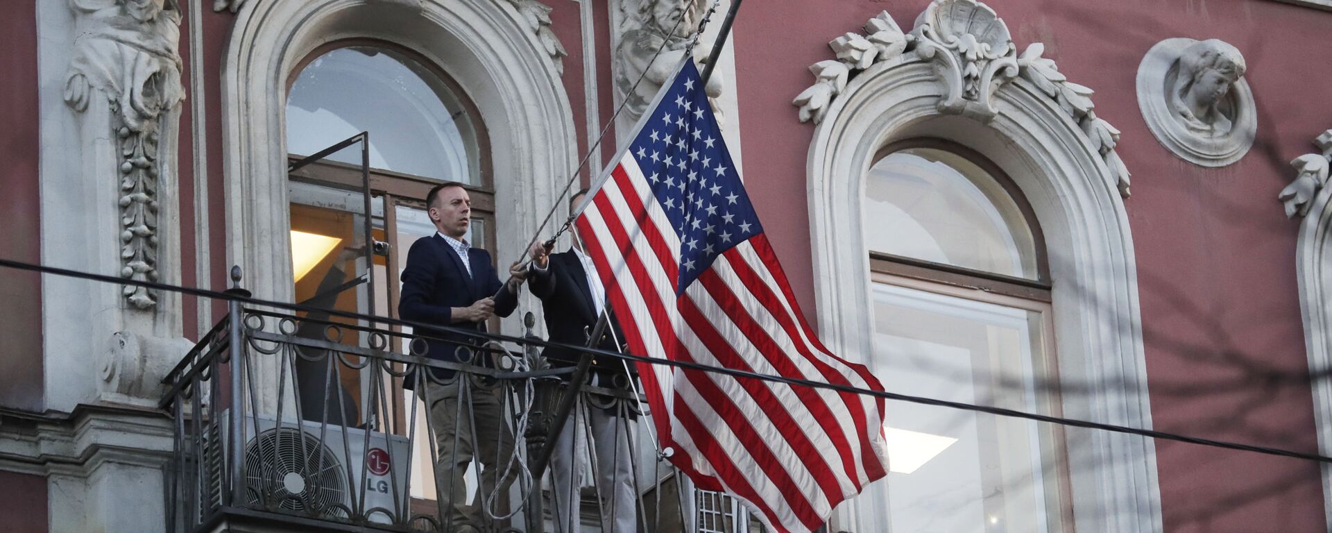 موظفو البعثة الدبلوماسية يقومون بإنزال العلم الأمريكي من على مبنى القنصلية الأمريكية في سان بطرسبورغ، روسيا 29 مارس/ آذار 2018 - سبوتنيك عربي, 1920, 17.04.2024