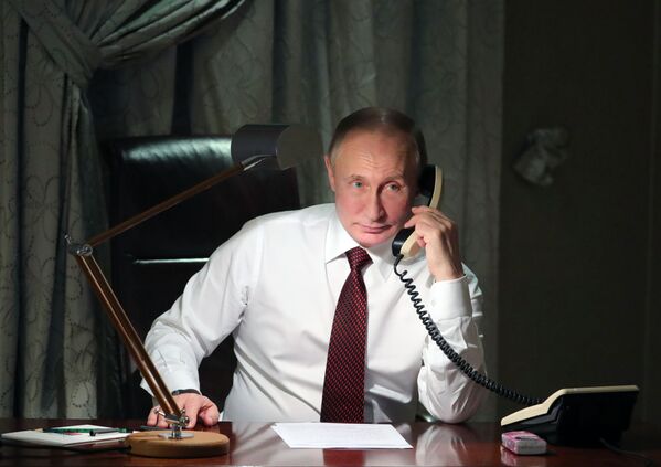 الرئيس الروسي فلاديمير بوتين خلال إجراء مكالمة هاتفية مع بطريرك القسطنطينية الأرثوذكسية بارثولوميو من مقر إقاته في أنقرة، تركيا - سبوتنيك عربي