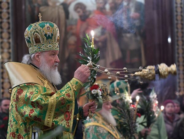 بطريرك موسكو وعموم روسيا كيرل خلال القداس عشية أحد الشعانين في كتدرائية المسيح المخلص في موسكو - سبوتنيك عربي