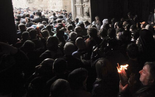 المصلون يشعلون شموع النار المقدسة في القدس - سبوتنيك عربي