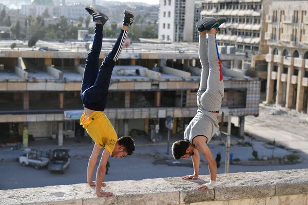 شبان سوريون يمارسون رياضة الـ باركور في مدينة حلب، سوريا 7 أبريل/ نيسان 2018 - سبوتنيك عربي
